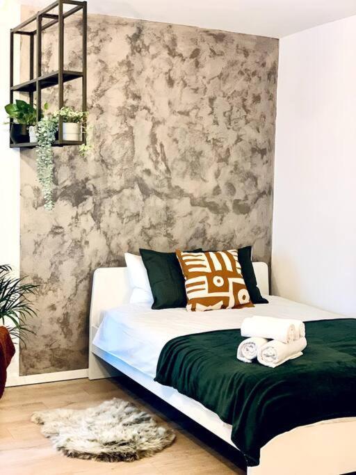 דירות בוקרשט Heart Of The City - Modern Studio With Balcony מראה חיצוני תמונה