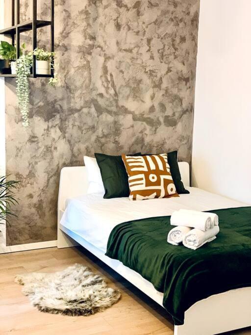 דירות בוקרשט Heart Of The City - Modern Studio With Balcony מראה חיצוני תמונה