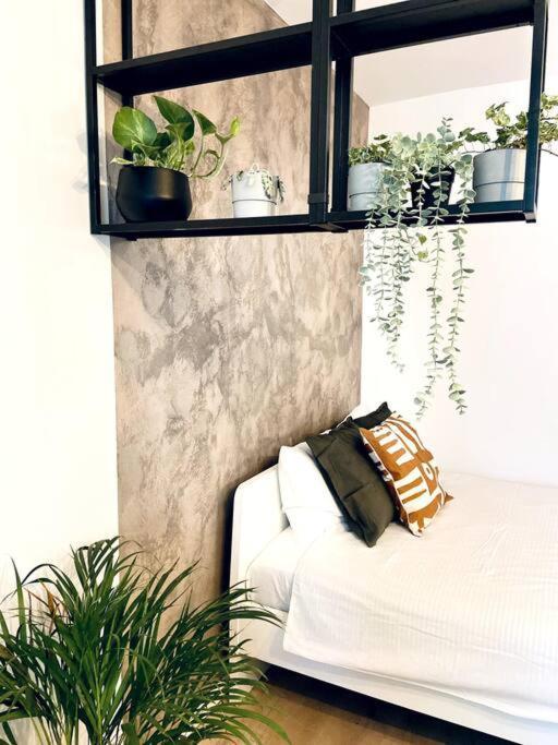 דירות בוקרשט Heart Of The City - Modern Studio With Balcony מראה חיצוני תמונה